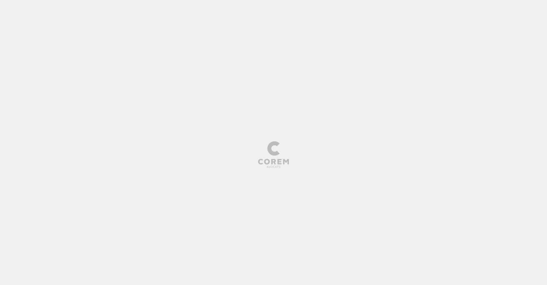 Logo Corem Avocats sur fond gris clair, avec un symbole C stylisé et le texte en gris foncé "COREM AVOCATS".